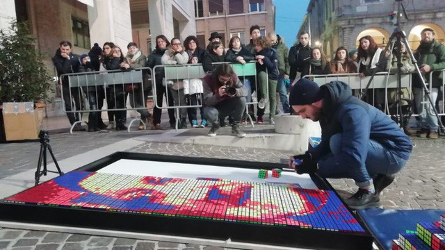 Anh chàng 24 tuổi kiếm được hàng nghìn USD nhờ lắp ráp các khối rubik thành những bức chân dung nghệ thuật